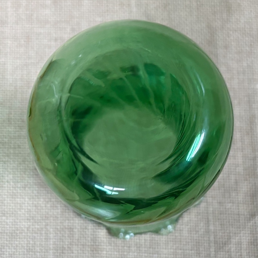 Small Vintage Green Glass Vase Swirl Illusion Scalloped Rim MCM Classic Cottage - Picture 3 of 3